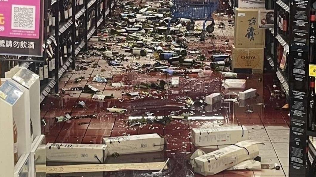 某大賣場的酒類商品在0403強震後，全從貨架上掉落摔碎。（圖／翻攝自「●【爆廢公社】●」臉書）