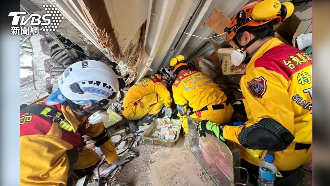 消防人員在天王星大樓內搶救。（圖／TVBS）