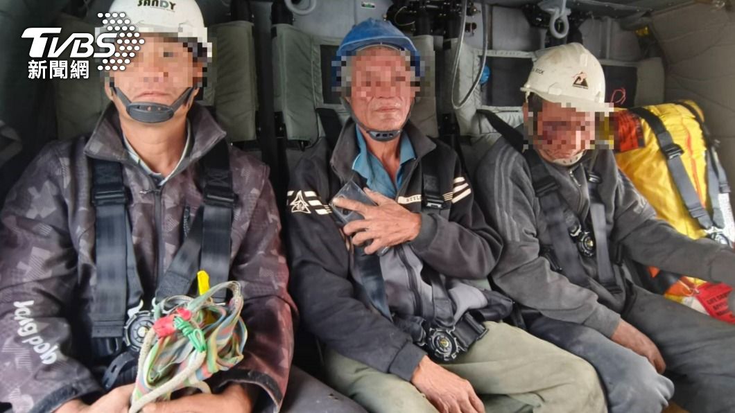 受困礦工今日上午獲救，3人神情顯得相當疲憊。（圖／TVBS）