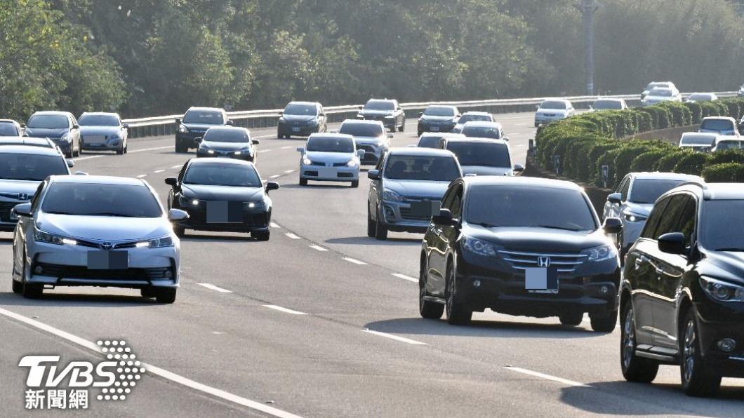  內政部提醒民眾，車輛行駛中正確的保命法。（示意圖／胡瑞麒攝）