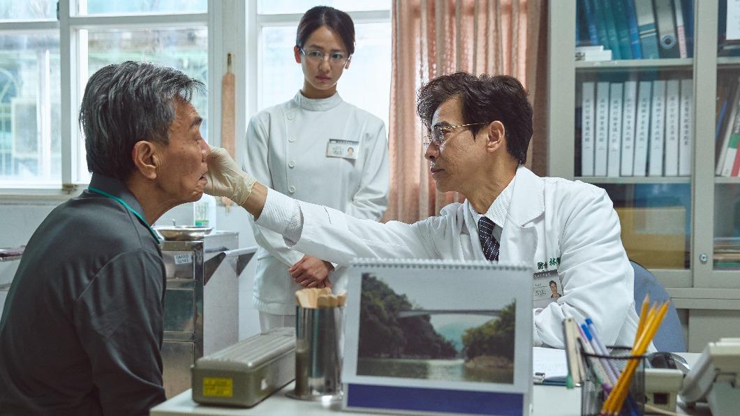 翁家明（右）在《在光裏的人》飾演大林慈濟醫院婦產科專科醫師林繁幸。（圖／大愛電視提供）