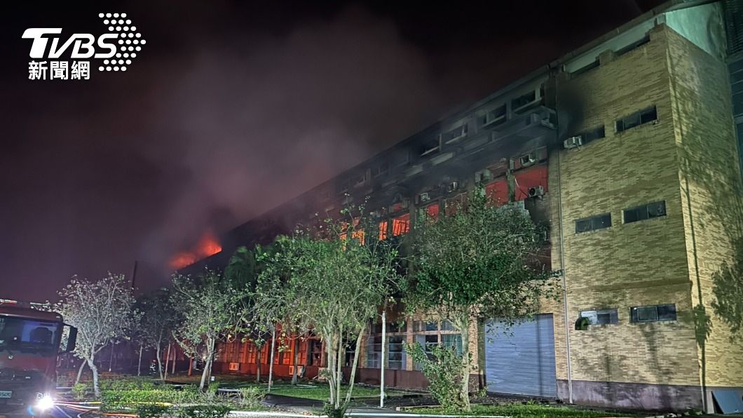 東華大學在震後陷入火海，火勢燃燒22小時後才撲滅。（圖／TVBS）