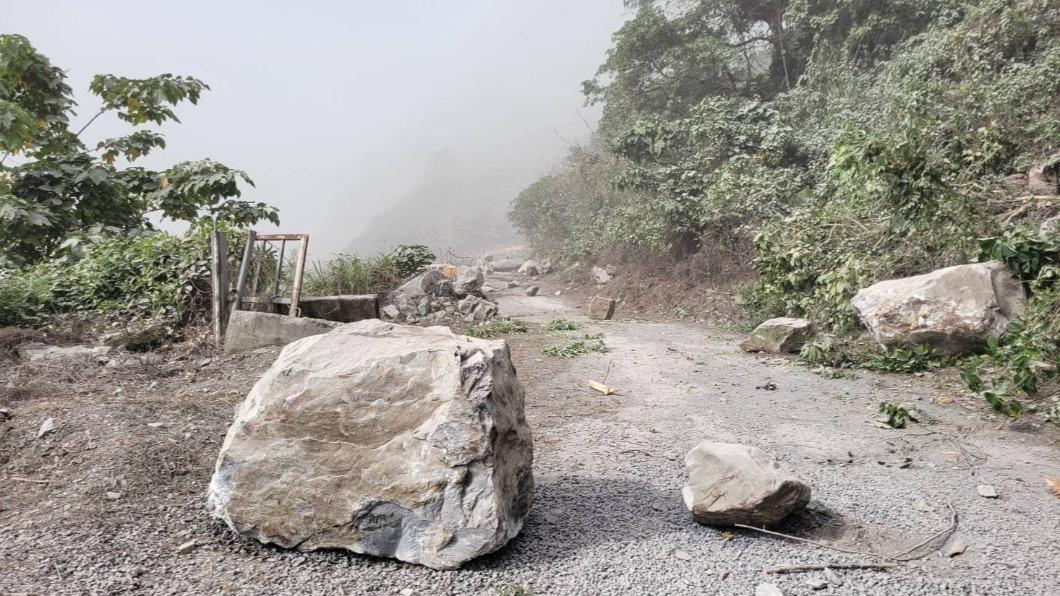 地震導致許多巨石墜落至活動現場。（圖／翻攝自王薇君臉書）