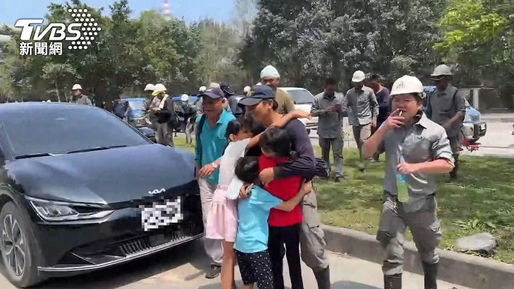 和平礦區工人順利脫困，3名孩童開心地抱著父親。（圖／TVBS）