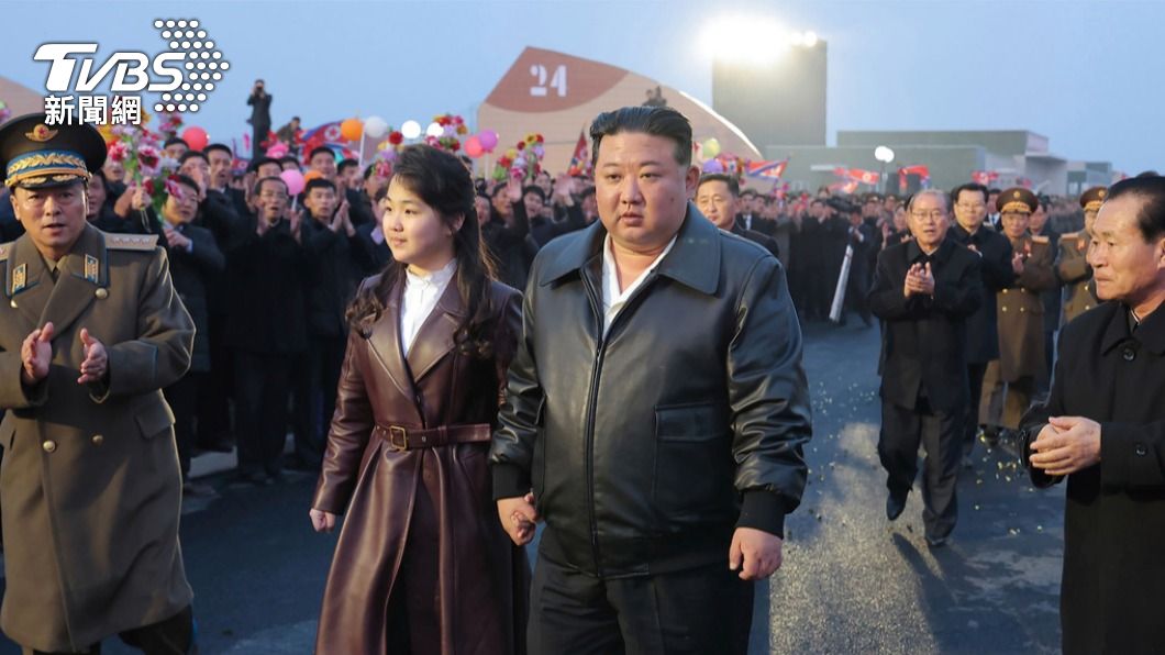 北韓最高領導人金正恩（右二）近期時常帶著女兒金主愛（左二）出席各種公開活動。（圖／達志影像美聯社）