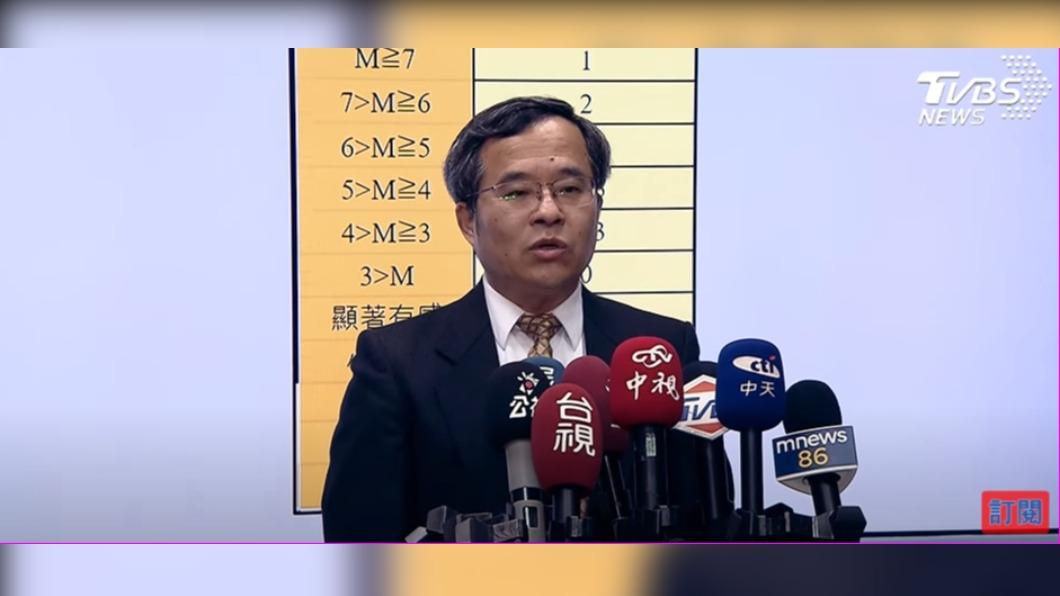 氣象署地震中心主任吳健富說明AI地震預報系統。（圖／TVBS）