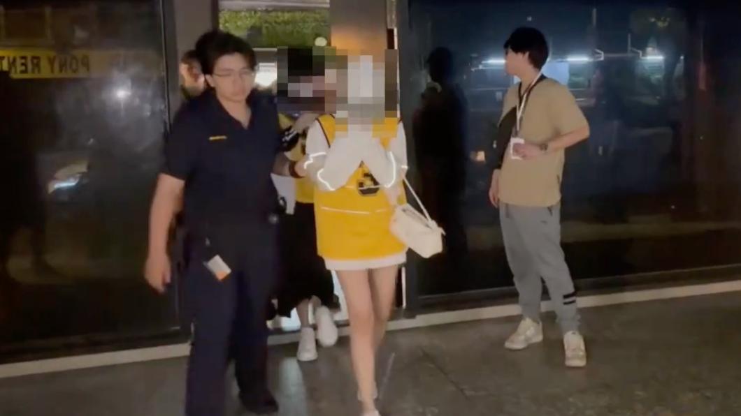 台北市政府警察局中山分局5日破獲轄內職業德州撲克賭場，並將美女荷官等人移送。（圖／TVBS）