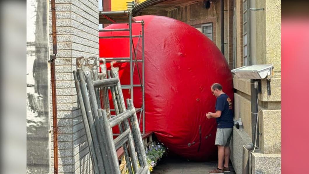 在台南展出的紅球計畫今日傳出意外。（圖／方云云·五吉堂授權）