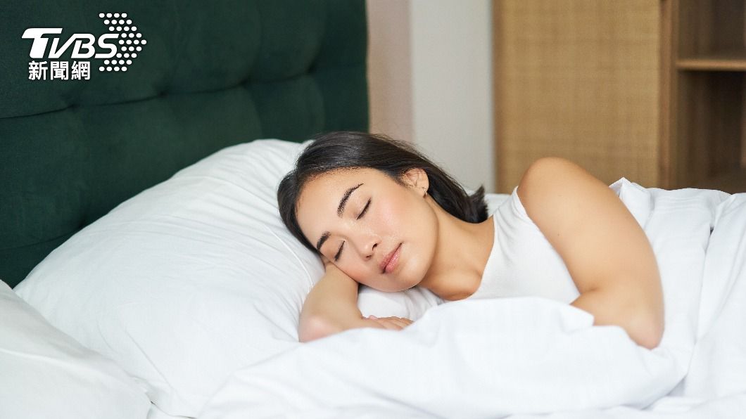 某些睡姿可能也會讓你產生「睡姿皺紋」。（示意圖／shutterestock達志影像）