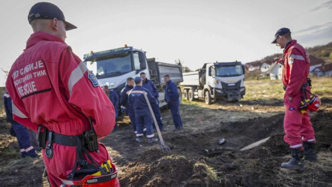 塞爾維亞驚傳女童遭撞死後，屍體被兇手棄屍於垃圾場的事件。（圖／翻攝自AP News）