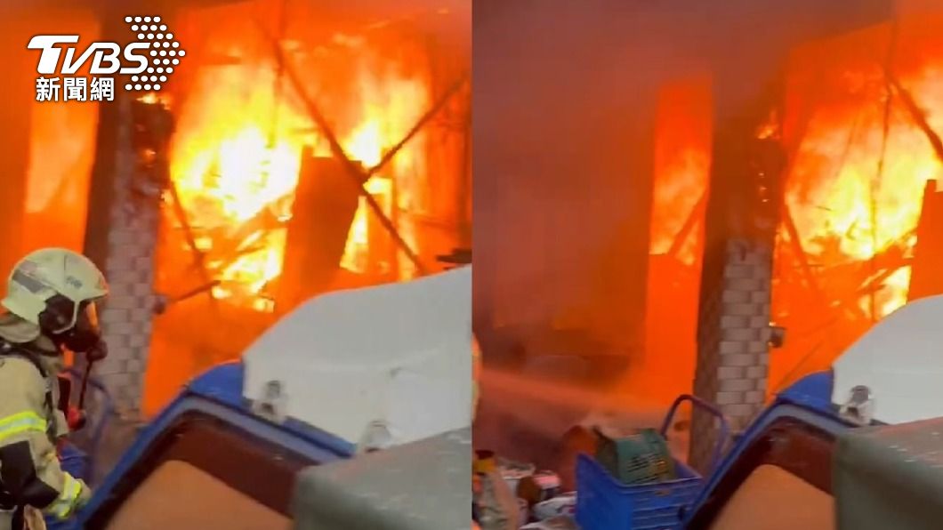 台南仁德一處民宅突然起火，住戶被迫逃離。（圖／TVBS）