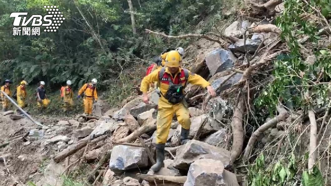 砂卡礑步道落石不斷，搜救隊被迫先撤至安全地區。（圖／TVBS）