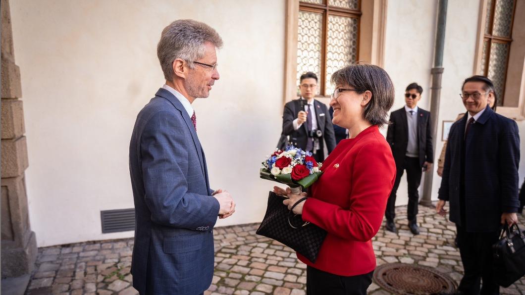 台灣副總統當選人蕭美琴（圖右）今年3月訪問捷克，與該國參議院議長韋德齊（圖左）相見歡。（圖／翻攝自X@Vystrcil_Milos）