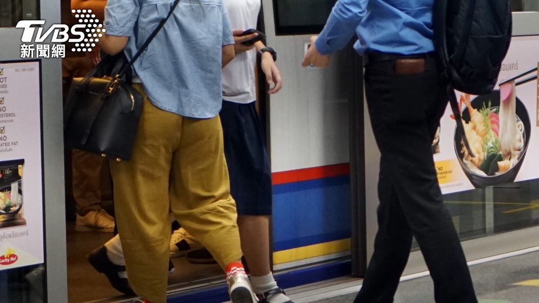 泰國發生民眾在捷運車廂內「原地解放」的崩潰事件。（示意圖／Shutterstock達志影像）