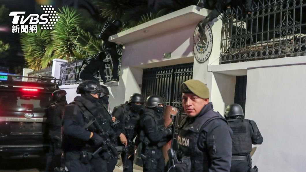 厄瓜多警方闖入墨西哥大使館。（圖／達志影像美聯社）
