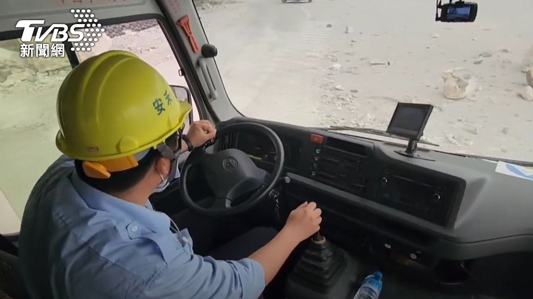 警方派遣專車載民眾下山。(圖/TVBS)