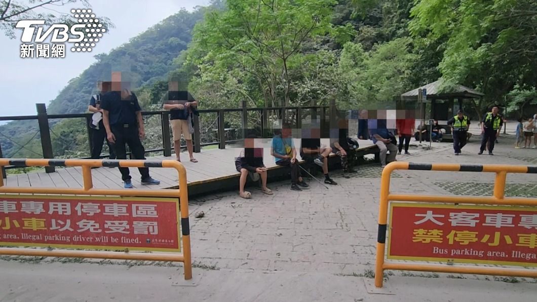 現場有40名受困民眾,不過卻有人不願撤離。(圖/TVBS)