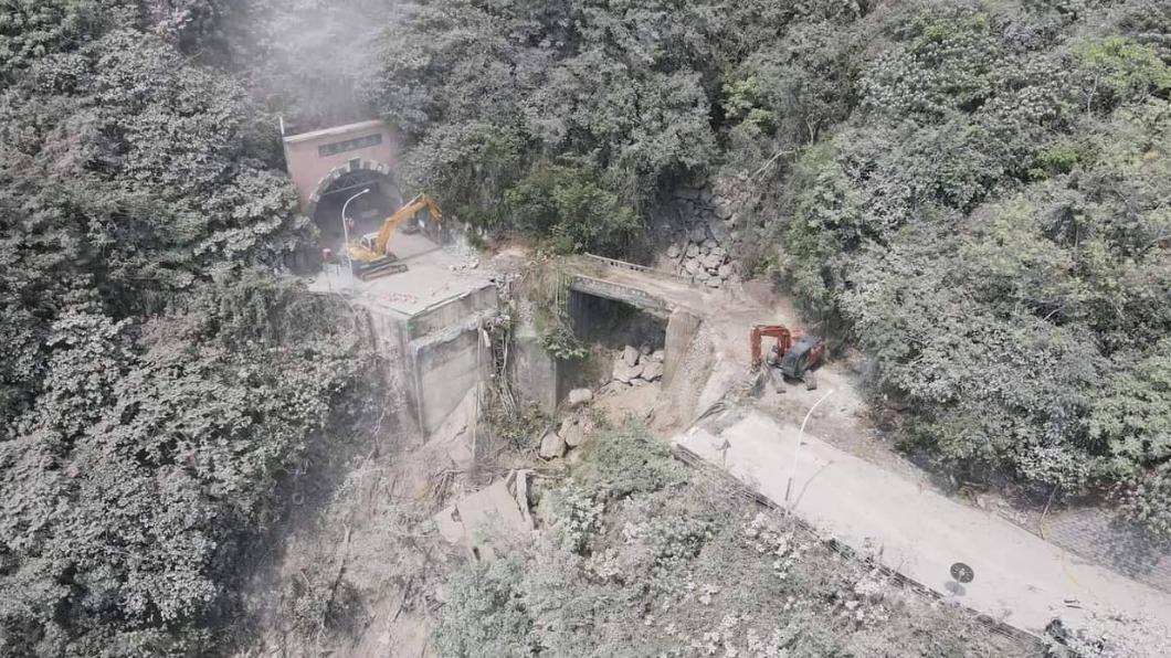 蘇花公路下清水橋震毀，一旁日治時代舊橋毫髮無損。（圖／翻攝臉書）