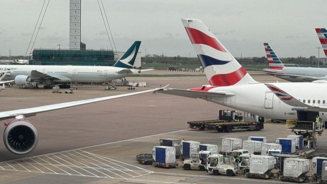 維珍航空一架飛機在倫敦希斯羅機場與其他客機發生擦撞。（圖／翻攝自Ｘ@JostoMaffeo）
