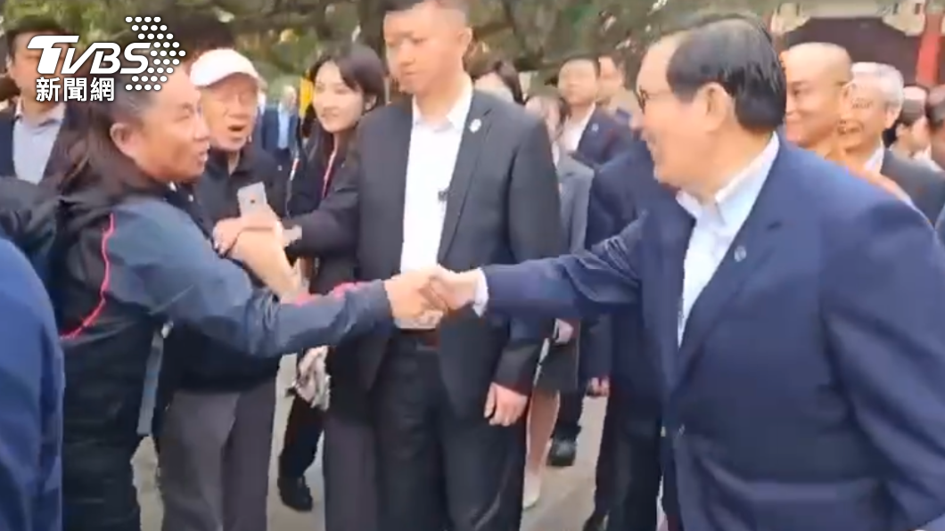 馬英九參訪陝西西大慈恩寺，遇到台灣民眾。（圖／TVBS）