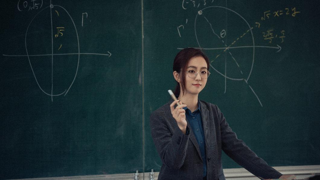 周曉涵在微電影《遊戲開始》中飾演數學老師。（圖／絡思本娛樂提供）