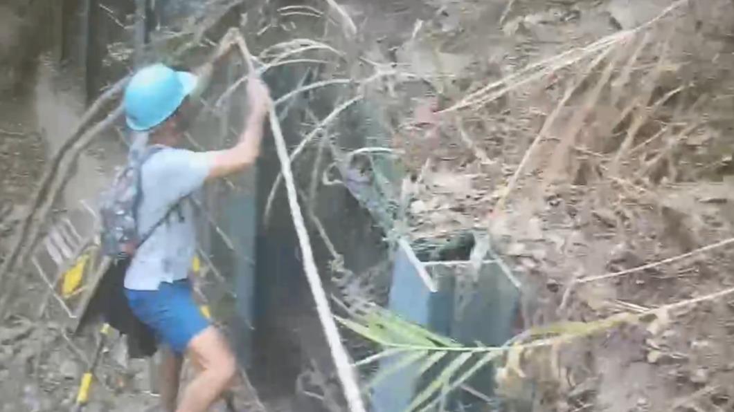 希臘英雄不顧安危挺身而出。(圖/救援單位提供)