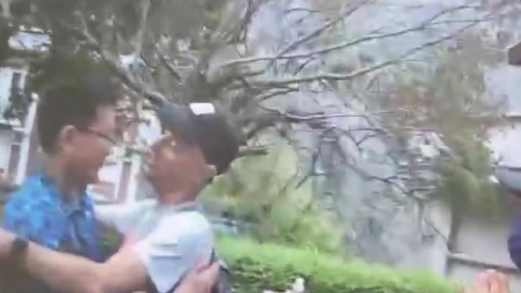 民眾含淚擁抱致意。(圖/救援單位提供)