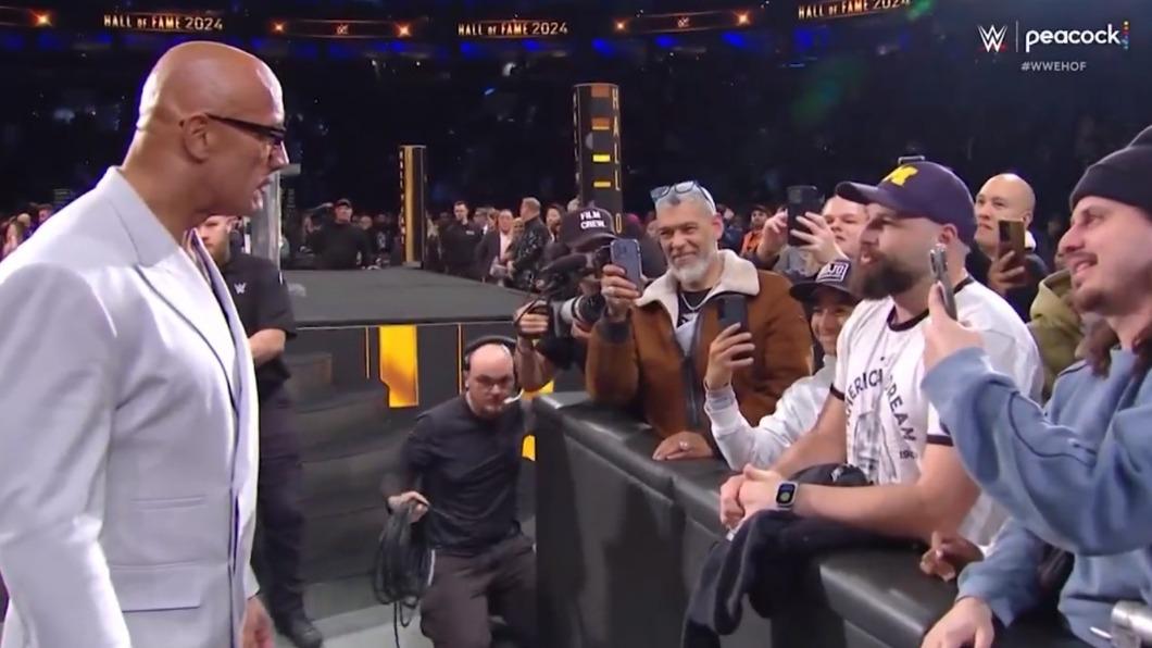巨石強森與WWE粉絲爆發口角衝突。（圖／翻攝自TMZ Sports）