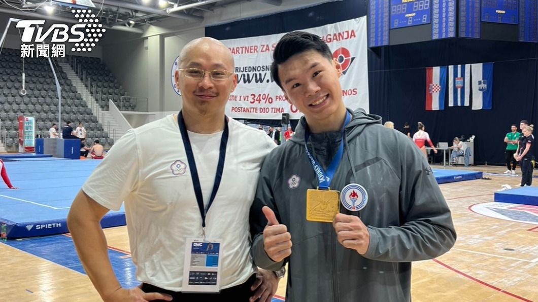 「亞洲貓王」唐嘉鴻（右）7日在體操世界挑戰盃男子單槓奪冠。（圖／中央社）