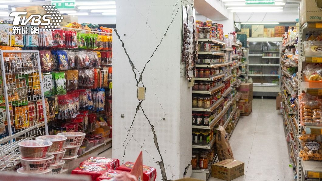 中壢大樓一樓超市梁柱出現X形龜裂。（圖／TVBS）