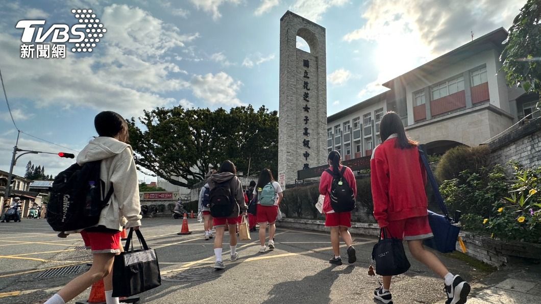 Hualien students return to school after devastating quake (TVBS News) Hualien students return to school after devastating quake