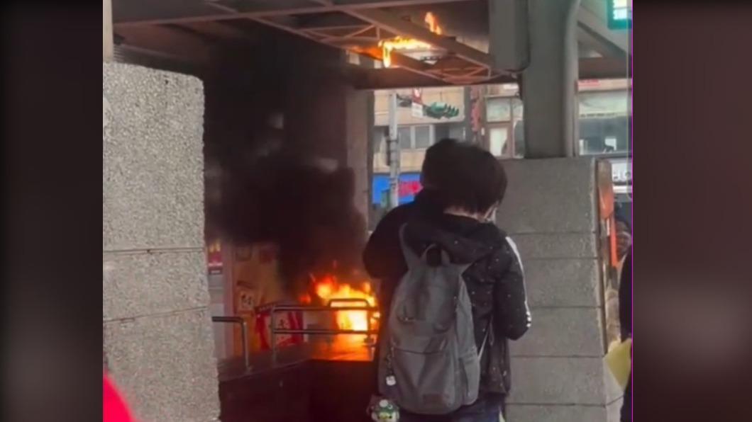 民眾上午在基隆市循環站等公車時，公車亭上方的電風扇突然起火燃燒。（圖／翻攝臉書蔡姓網友）