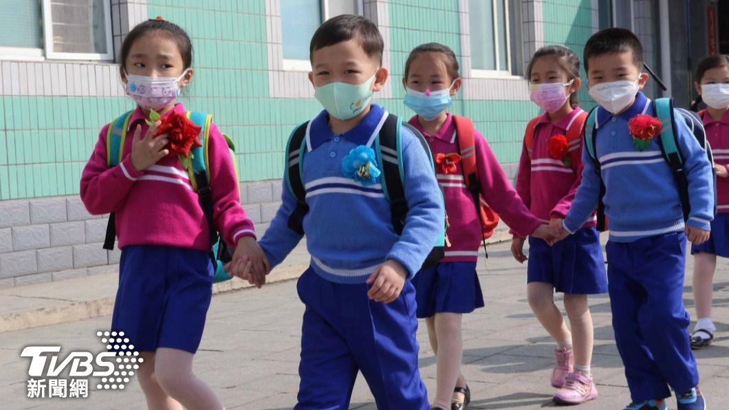 北韓嚴格管控人民思想、穿著，有消息人士透露，當局規定學生不得揹單肩書包。圖為北韓小學生。（圖／達志影像美聯社）