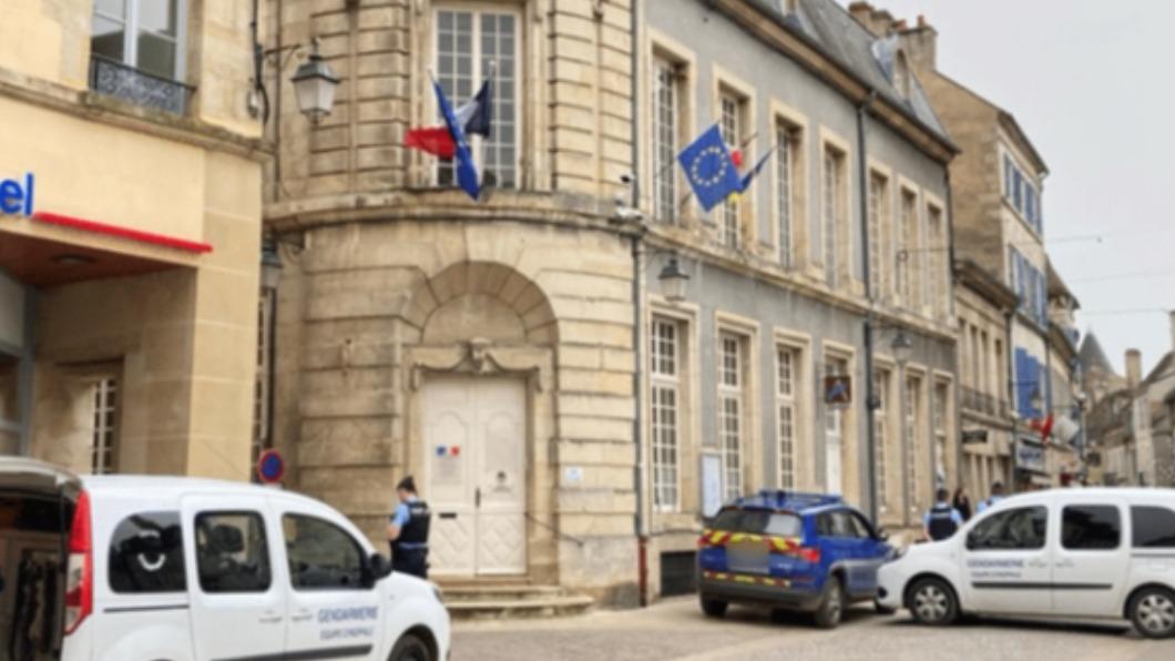 法國警方在阿佛隆（Avallon）市鎮首長的家中發現至少70公斤大麻脂（cannabis resin）。（圖／翻攝自france3）