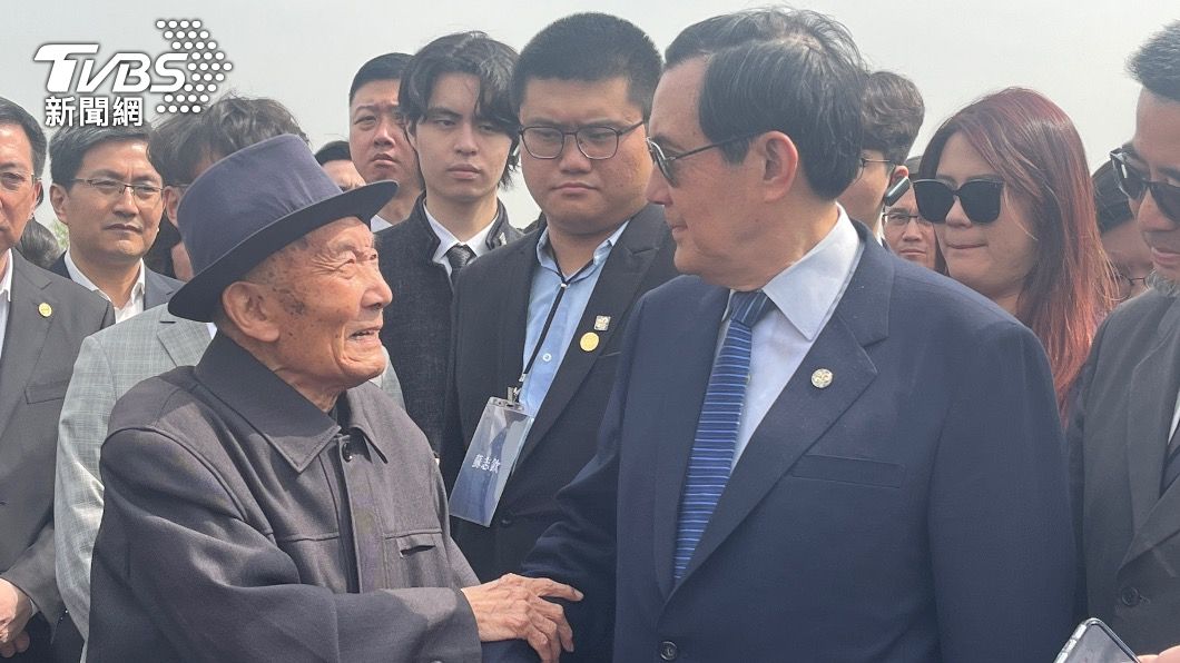 馬英九參訪對日抗戰紀念館，與當年參與戰爭的老兵對談。（圖／TVBS）