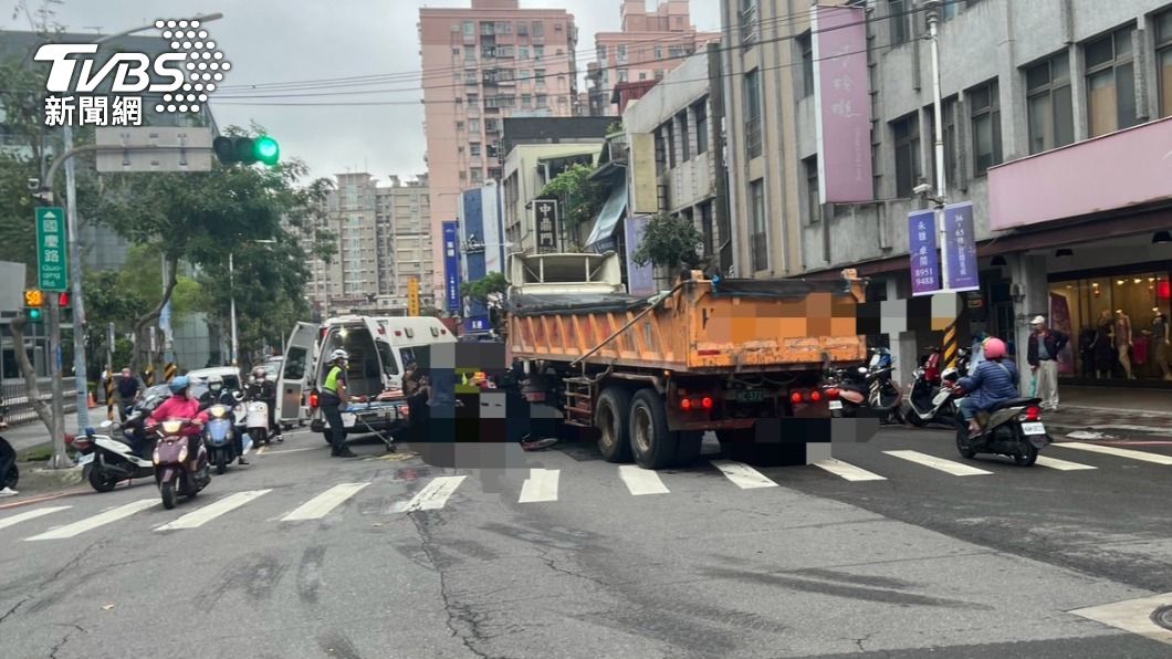 單車卡在曳引車車底。（圖／TVBS）