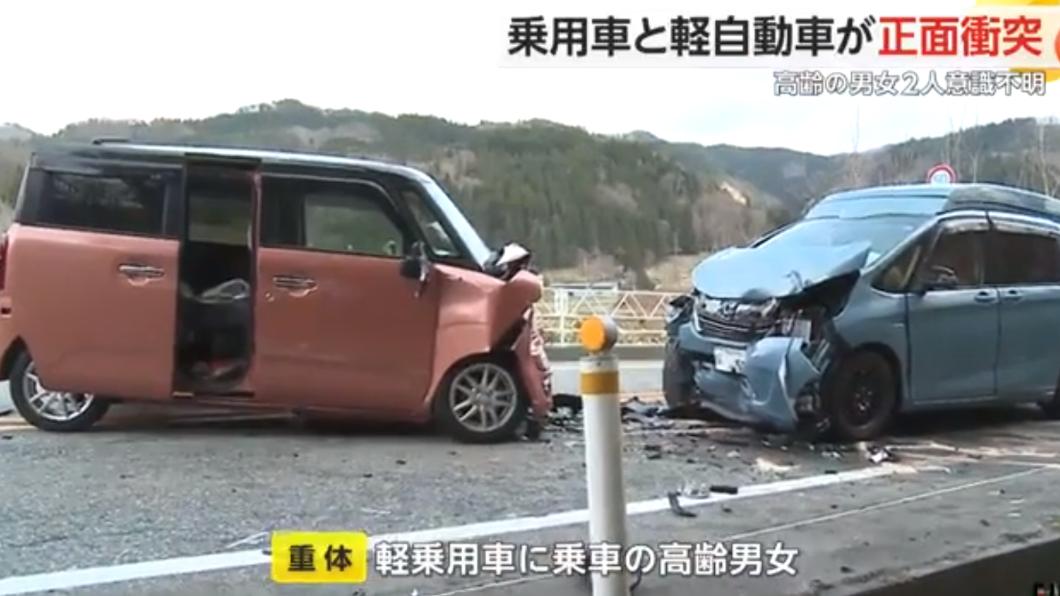 輕型汽車及普通汽車在國道上對撞，導致2人重傷身亡。 （圖／翻攝自富士新聞網）