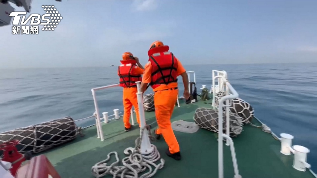 Photo from previous rescue operations by the coast guard (TVBS News) Chinese cargo ship sinks near Kinmen, crew members rescued 