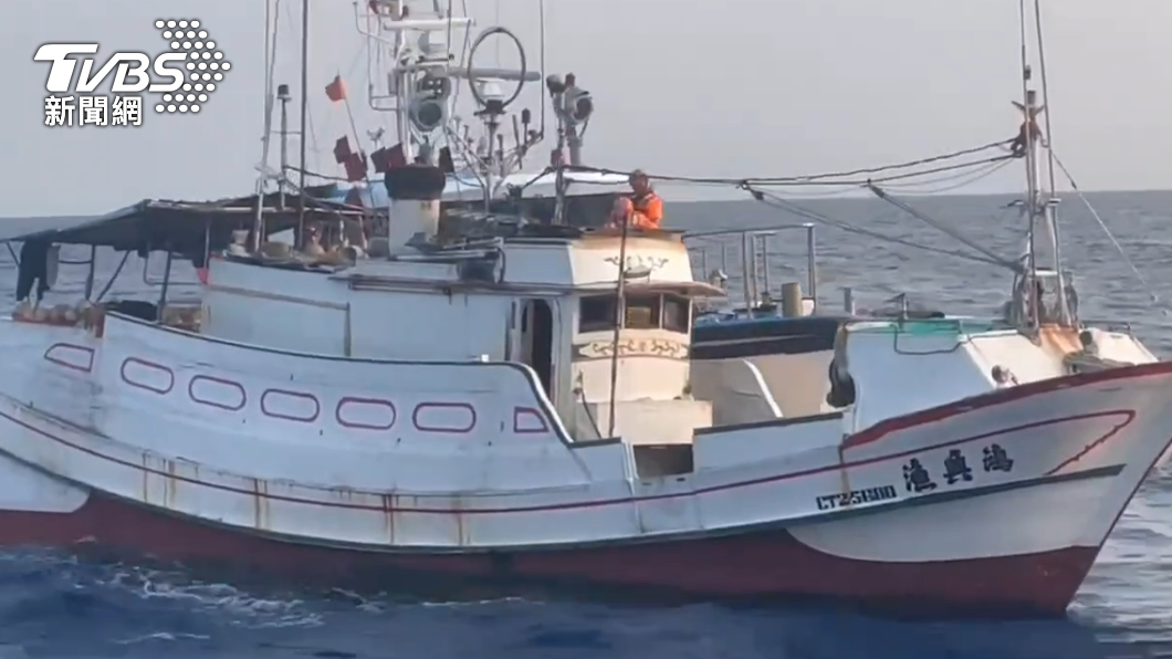 鴻興漁號被帶回高雄興達港進行搜索調查。（圖／TVBS）