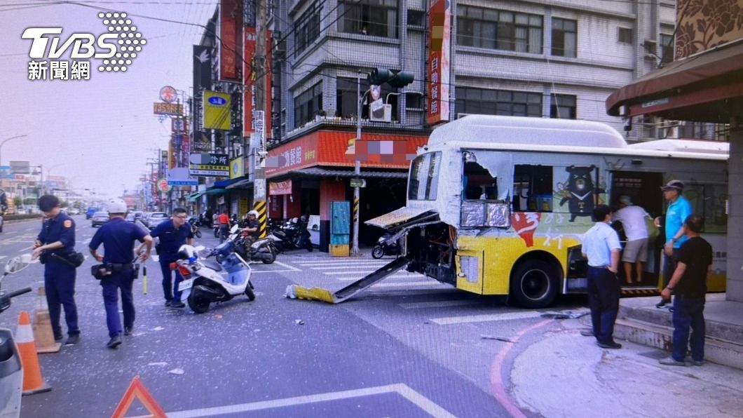 高雄市鳥松區（8）日下午發生一起客運車禍事故。（圖／TVBS）