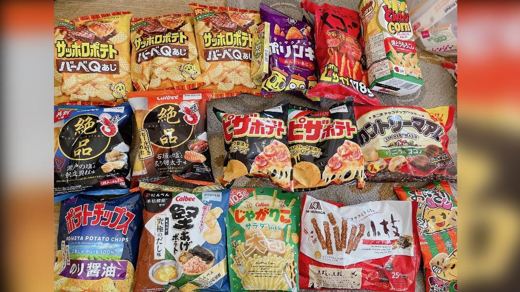 目前居住於英國的日本女子RINA分享她回國時購買的食品，包括許多洋芋片零食。（圖／翻攝自@r_in_uk推特）