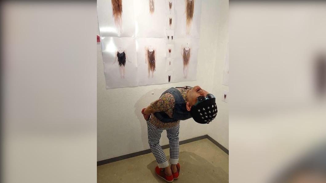 黃子佼模仿作品中的姿勢合照。（圖／翻攝自臉書社團「爆廢1公社」）