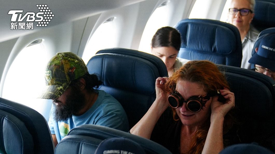 搭乘達美航空特別航班的乘客指出，無論有沒有戴著墨鏡都無法看到日全食景象。（圖／達志影像路透社）