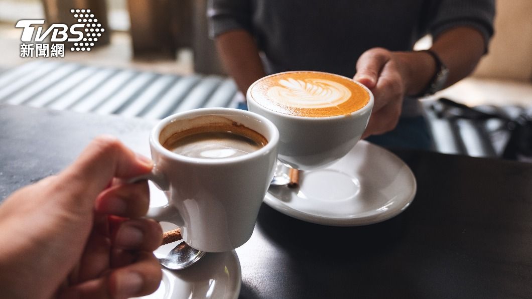 每早喝杯咖啡是常見的養身方法，但卻有達人傳授更有效的「抗老」秘訣。（示意圖／shutterstock 達志影像）