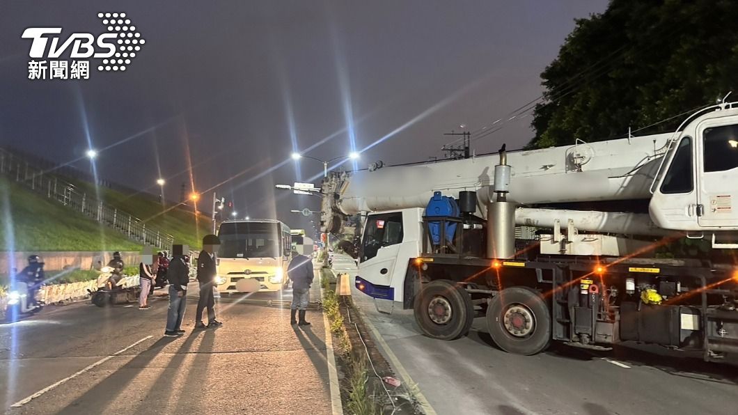 大吊車撞斷電線桿，路過騎士差點慘摔。（圖／TVBS）