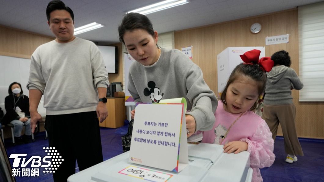 受到生活與工作壓力影響，加上認定政治被老人把持，讓南韓年輕世代對選舉很無感。（圖／達志影像美聯社）
