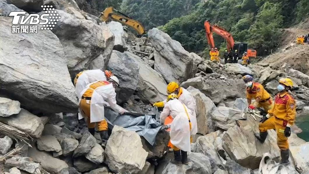 搜救人員稍早將1具女性遺體從土石堆中運出。（圖／TVBS）