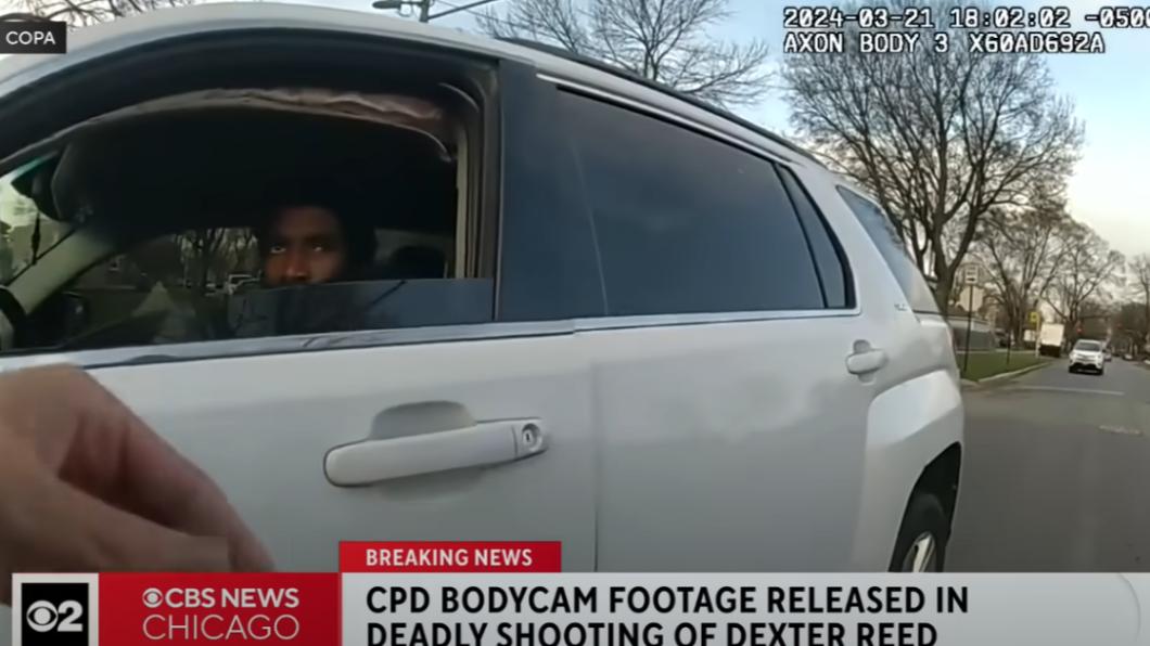 因為未繫安全帶被警察攔下，非裔男子雷德拒絕下車受檢，甚至還開槍回擊對方。（圖／翻攝自CBS新聞影片）