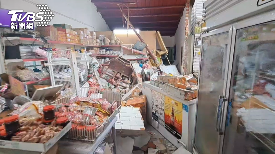 雜貨店遭到吊車衝撞，店內一片狼藉。（圖／TVBS）