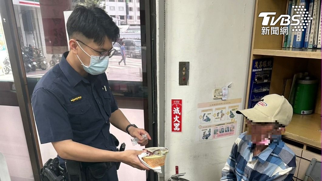 員警主動買熱食給老翁。（圖／TVBS）